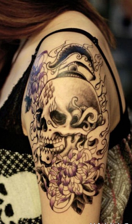 女性手臂骷髅菊花火焰纹身图案