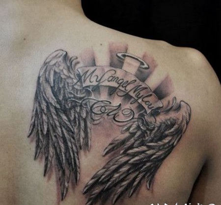 背部意义非凡的翅膀字母纹身图片