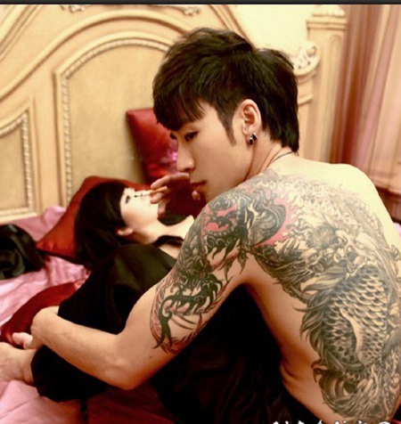 歌手陈旭后背龙纹纹身