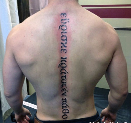 2男性背部脊椎骨上的纹身图案欣赏