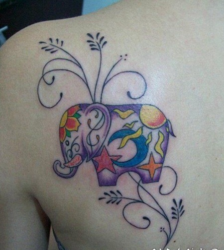 女性背部彩色大象藤蔓纹身图案