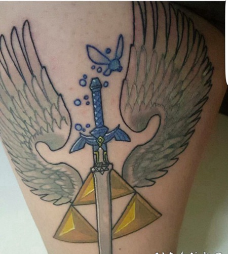 大腿上彩色的黑曜石和剑和天使翅膀纹身图片