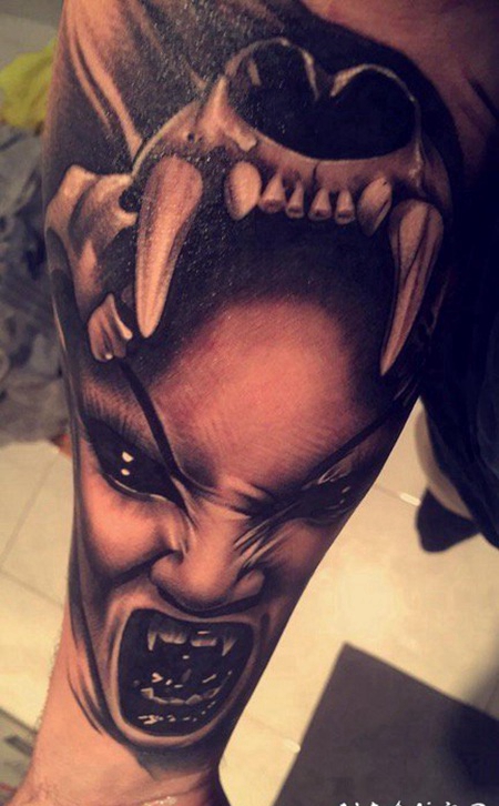 手前臂上黑灰色恐怖的邪恶的女人图案纹身