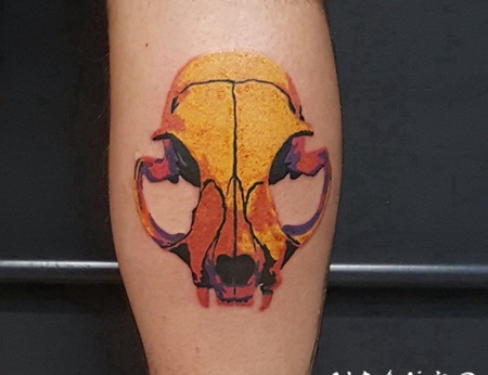小腿上彩色的猫的骷髅头纹身图片
