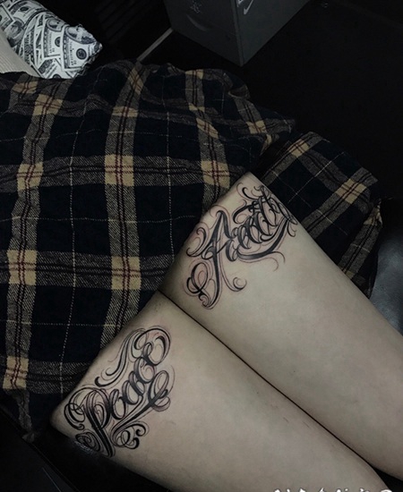 充满爱的表达，大腿花体字纹身图案