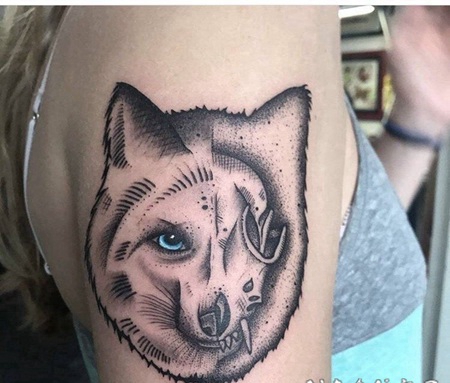 美女右手臂上黑色点刺纹身动物狐狸纹身图片