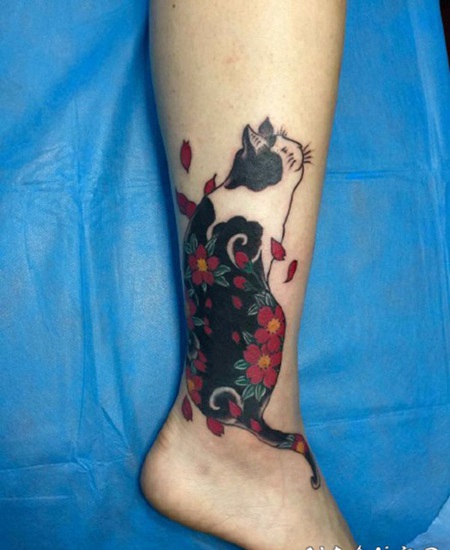 腿部彩绘花卉猫纹身图案