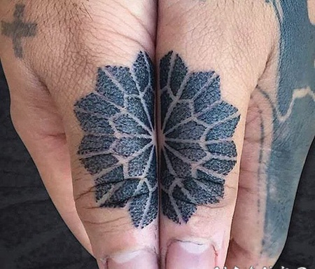 手臂上彩色几何点刺纹身曼陀罗图案纹身