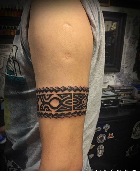 男子个性图腾臂环纹身图案
