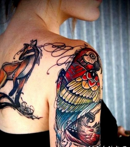 女孩手臂彩色的鹦鹉纹身图案