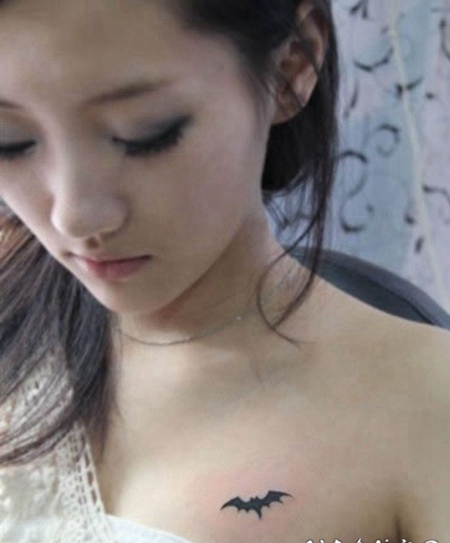 美女胸前的蝙蝠纹身图片
