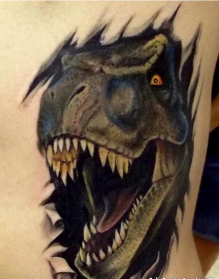 后背撕皮恐龙头部纹身图案