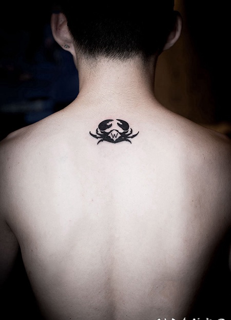 横行无忌,后背螃蟹图腾个性纹身