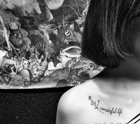 聆听花语，美女锁骨鲜艳英文小清新纹身