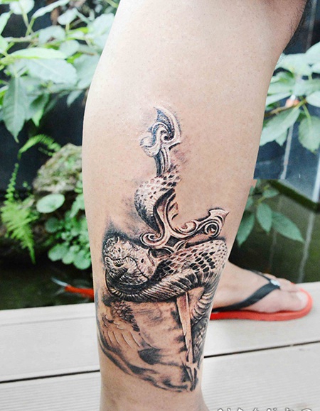 蛇与匕首霸气腿部纹身图案