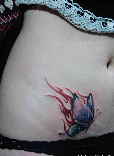 浴火彩蝶美女腹部个性纹身