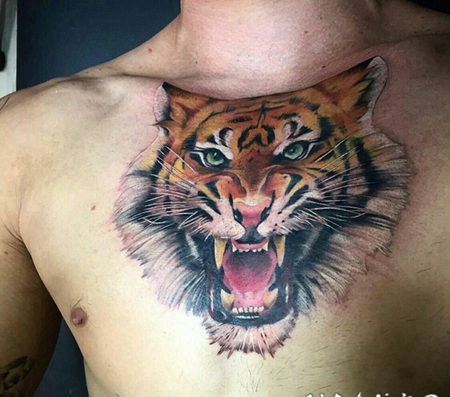 王者霸气，胸口写实虎头彩绘纹身