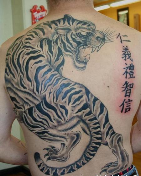 男性满背霸气的老虎和汉字纹身图片