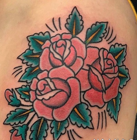 手臂上粗线条纹身传统彩色纹身玫瑰花图片