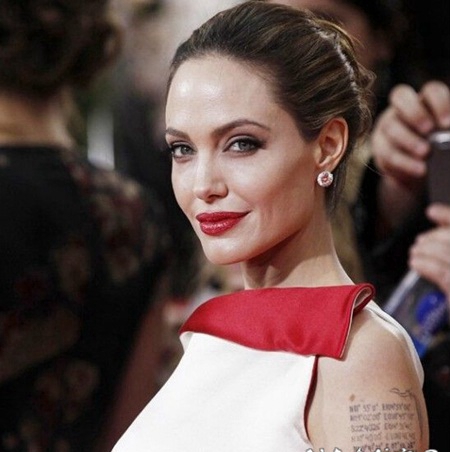 安吉丽娜朱莉手臂字符纹身图片