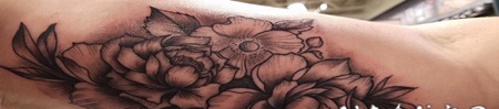 手臂上黑色粗线条纹身小花朵纹身图片