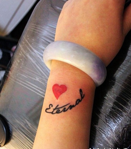 手腕红色肖像和英文字母纹身图案