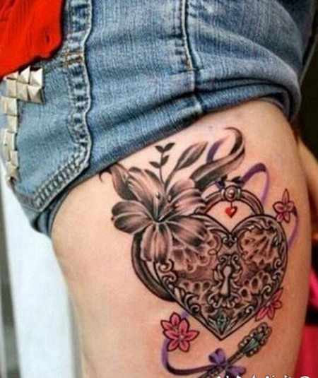 女性腿部心形锁花朵纹身图案