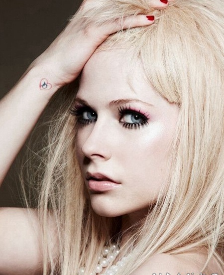 艾薇儿手腕心形个性纹身图案