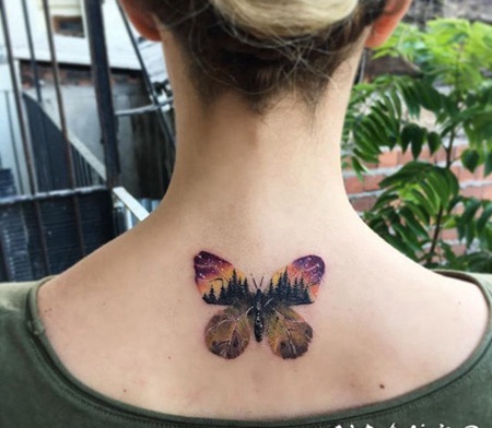 后背栩栩如生的蝴蝶刺青图案