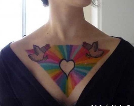 女性胸部彩虹色几何与心形小鸡纹身图案