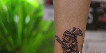 小腿卡通勇者个性纹身图案