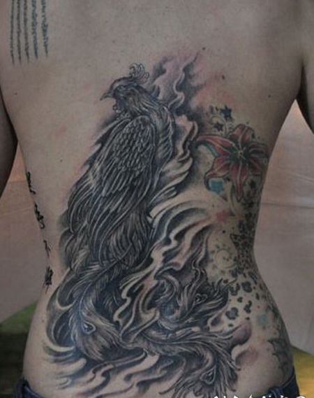 女孩子背部精美的凤凰百合花纹身图案