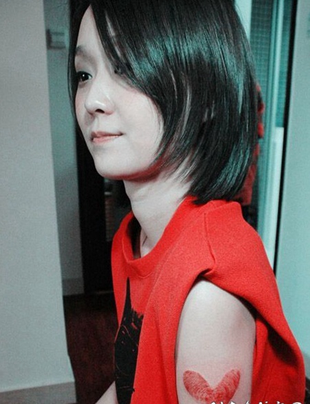 女生创意指纹心形手臂纹身图案