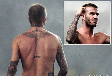 帅哥贝克汉姆背部十字架纹身图案