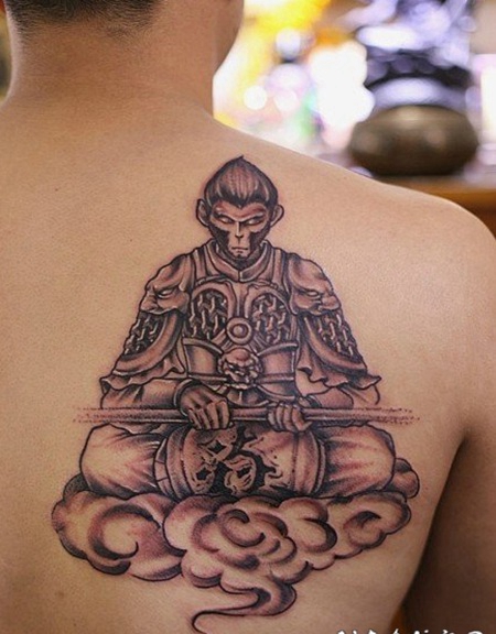 背部个性的斗战胜佛和祥云纹身图片