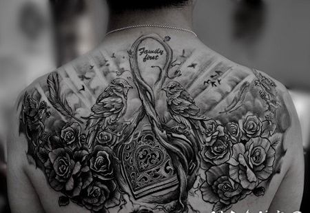 背部玫瑰小鸟双宿双栖个性纹身图片