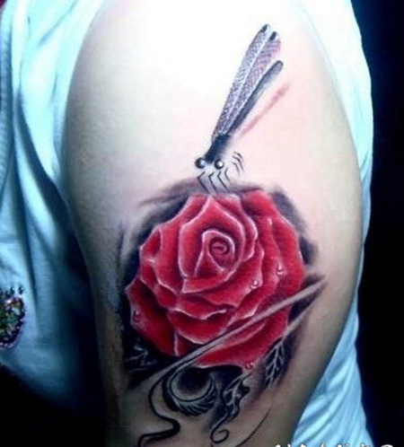手臂彩绘玫瑰与蜻蜓纹身图案
