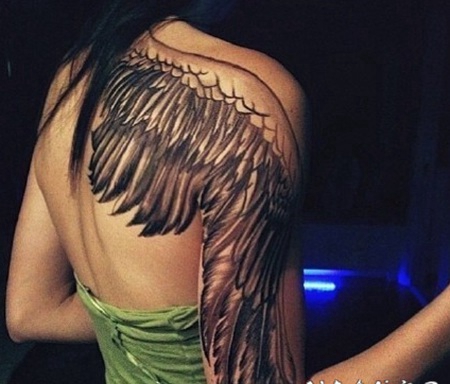 女性右肩后背手臂翅膀纹身图片