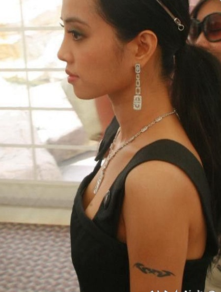 舞后蔡依林手臂上美丽简单的图腾刺青图片