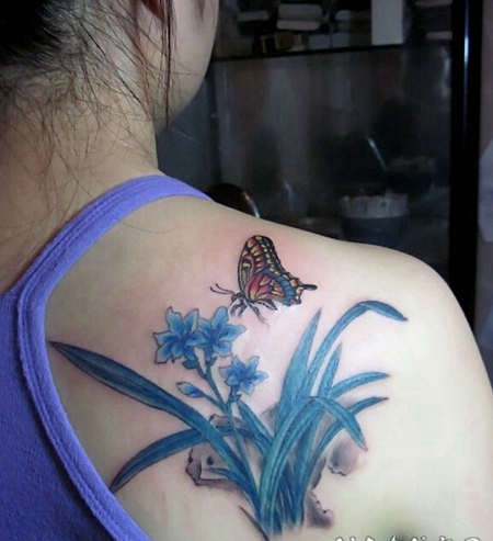 蝴蝶和水仙花背部彩绘纹身图片