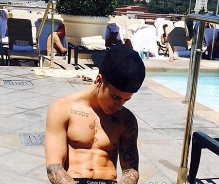 欧美阳光帅哥贾斯丁比伯花臂刺青图片