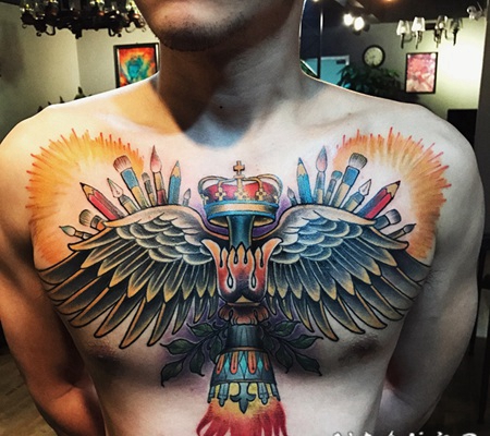 胸部个性翅膀与皇冠彩绘纹身图片