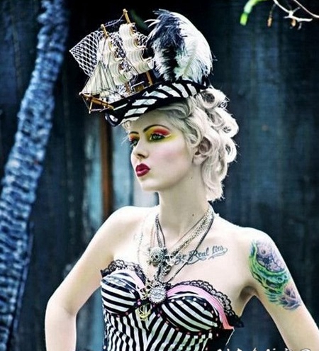 欧美潮女个性胸部英文与手臂彩色纹身图案