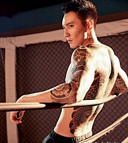 帅气的明星王阳明满背龙刺青图片