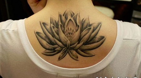 后上荷花纹身图案