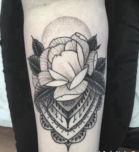 男人手臂上黑白玫瑰花纹身点刺纹身装饰画图片