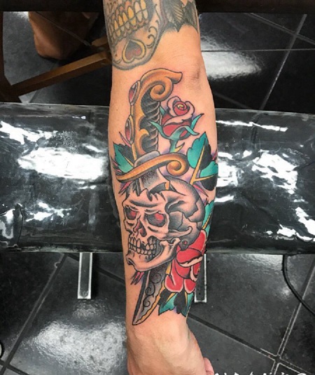 男性手臂传统彩色纹身玫瑰花和骷髅头匕首纹身图片