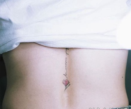 后腰简单英文字玫瑰纹身图片