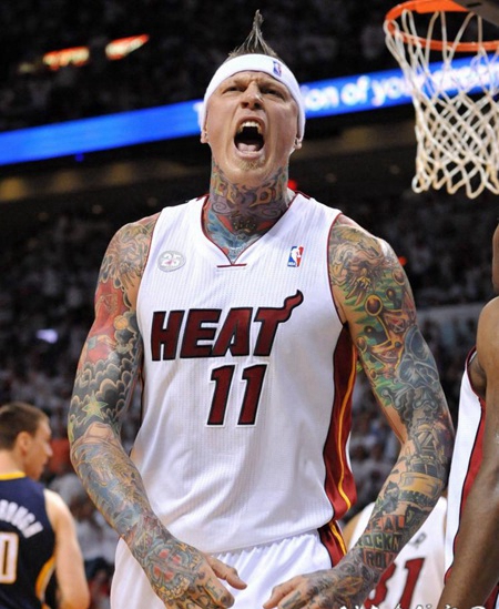 鸟人安德森全身彩色纹身图片