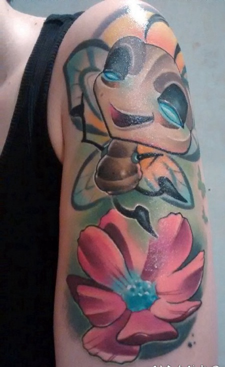 男性左手臂蚂蚁和小花朵纹身水彩卡通纹身小图片